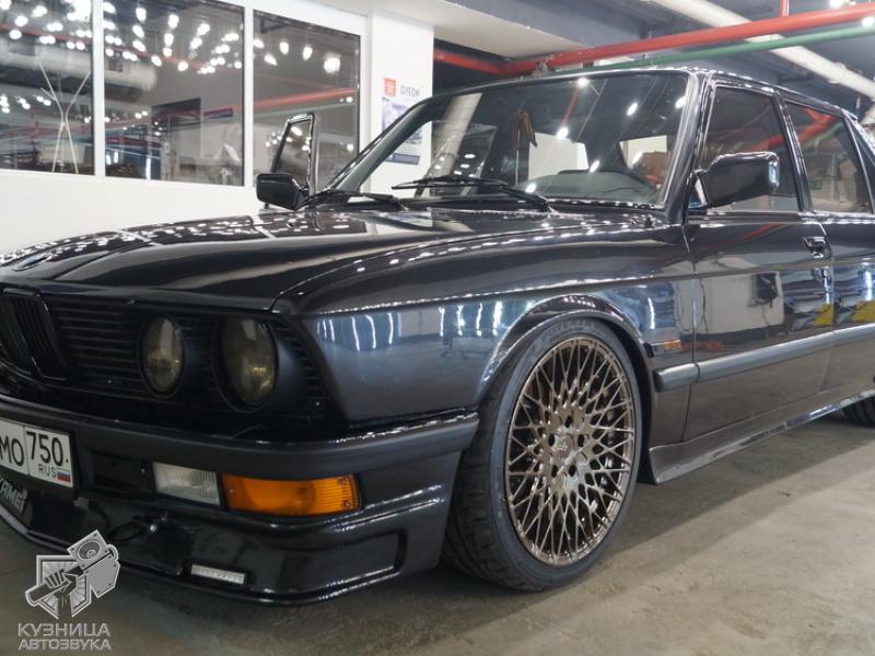 Пафос или респект? Британский гоночный BMW M535i E28 с отделкой золотом