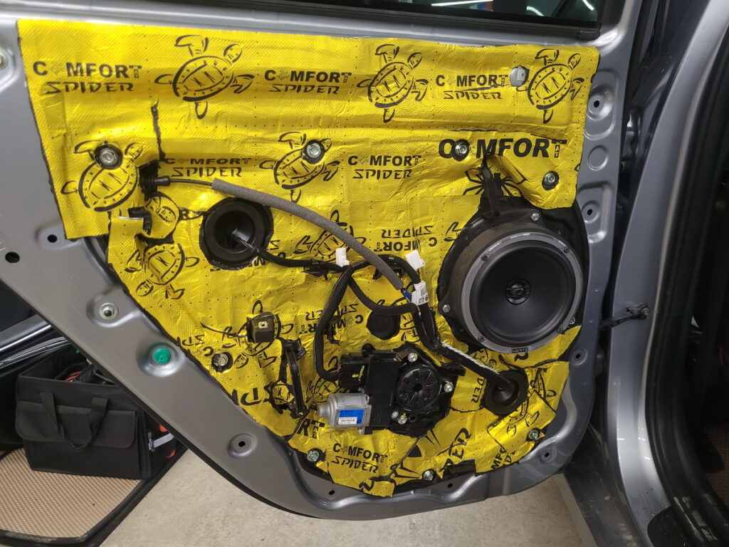 Новая музыка в Kia Ceed SW. Делаем громко, качественно, в штатные места, без сабвуфера.