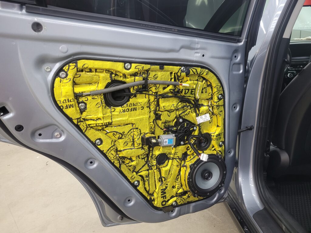 Изготовление эксклюзивного сабвуфера в крыло для Kia Sportage. Качественная, новая аудио система.