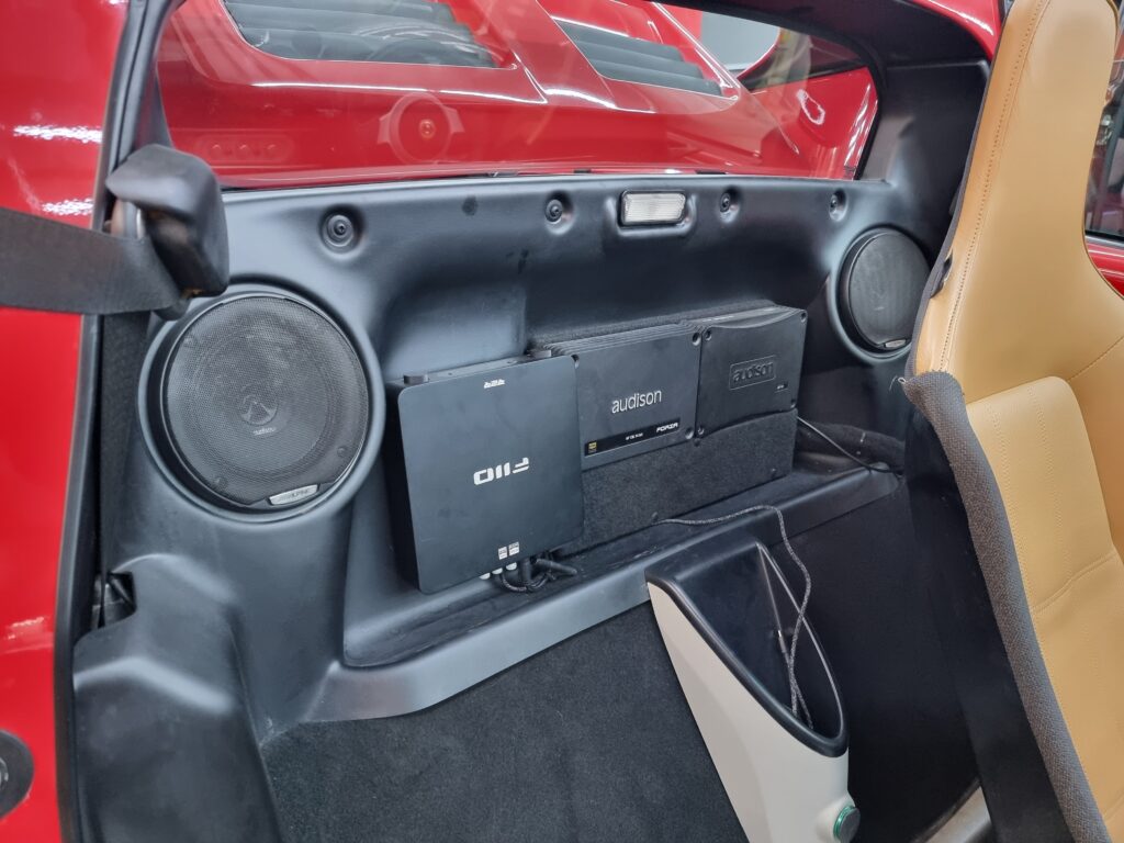 Lotus Elise. Эксклюзивная аудиосистема Audison : как создать безупречную сцену в открытом родстере Lotus Elise
