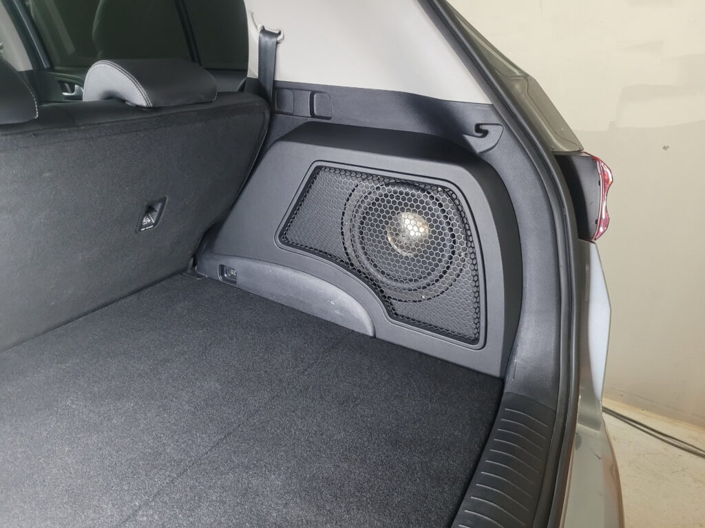 Изготовление эксклюзивного сабвуфера в крыло для Kia Sportage. Качественная, новая аудио система.